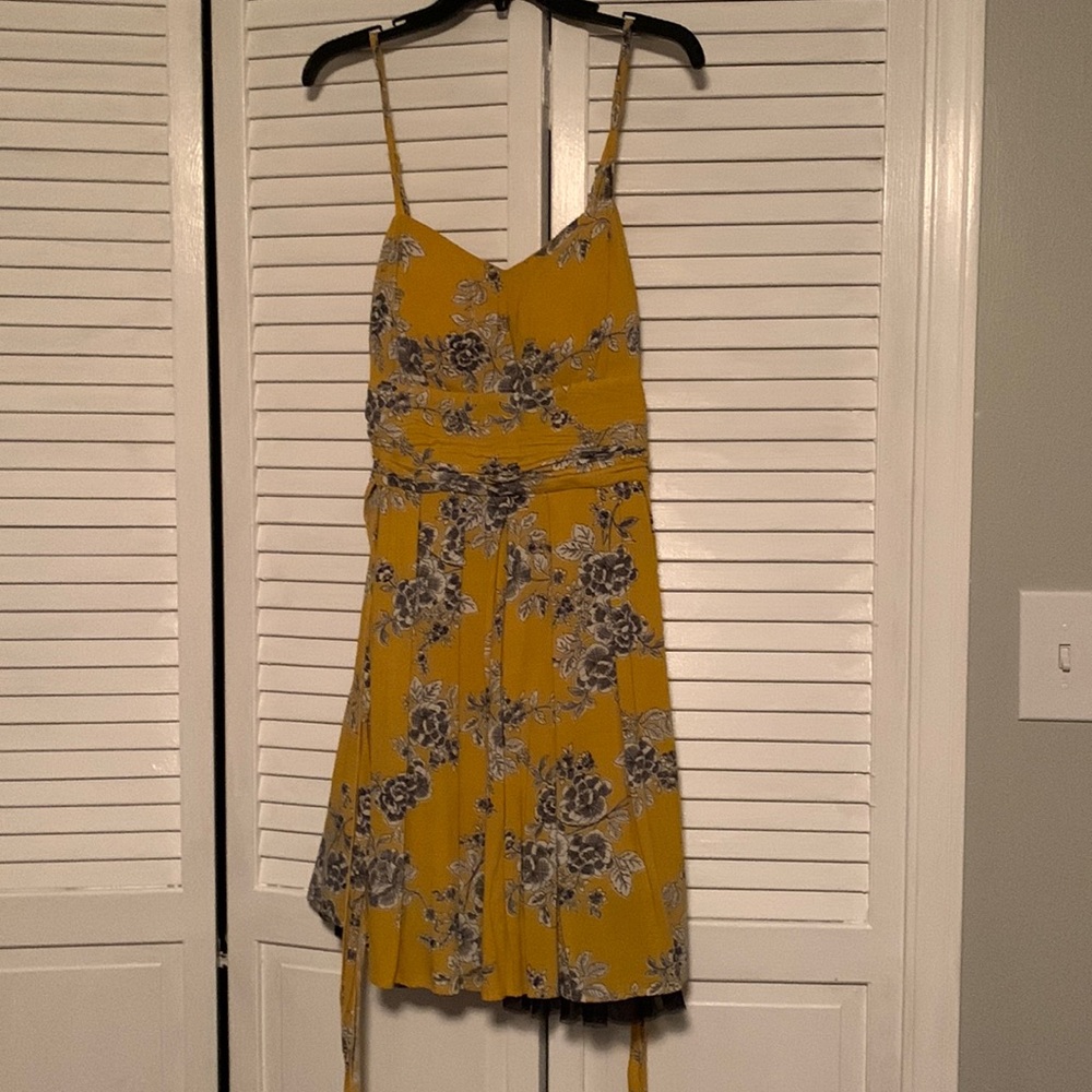 Cut yellow and black sundress perfect for summer
